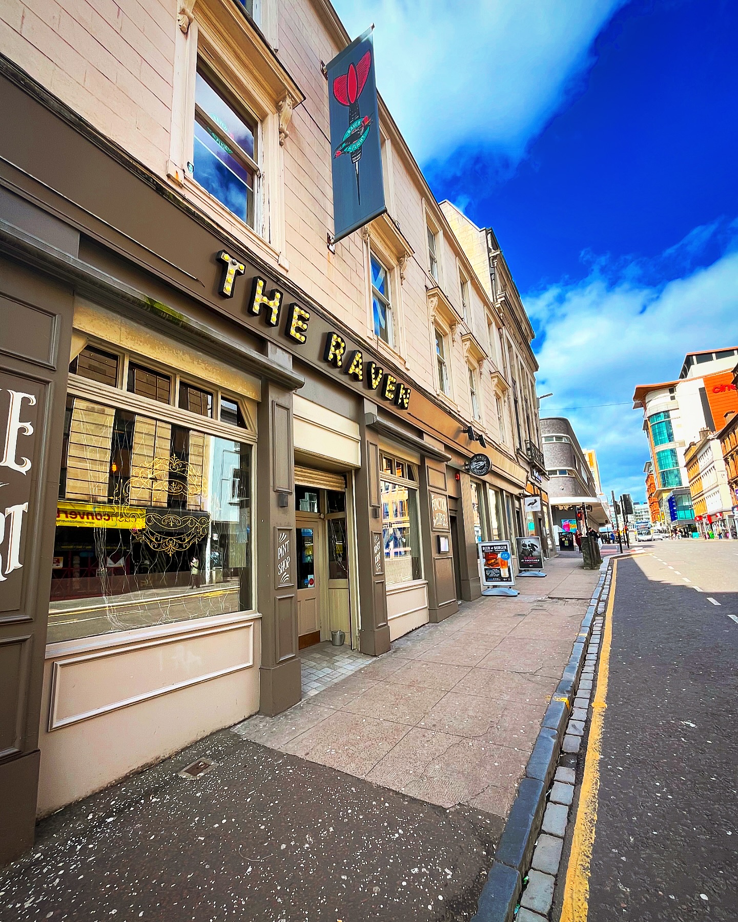 Image of the outside of The Raven pub, Glasgow